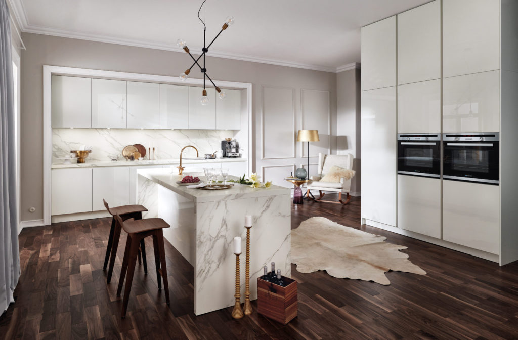 witte keuken met marmer